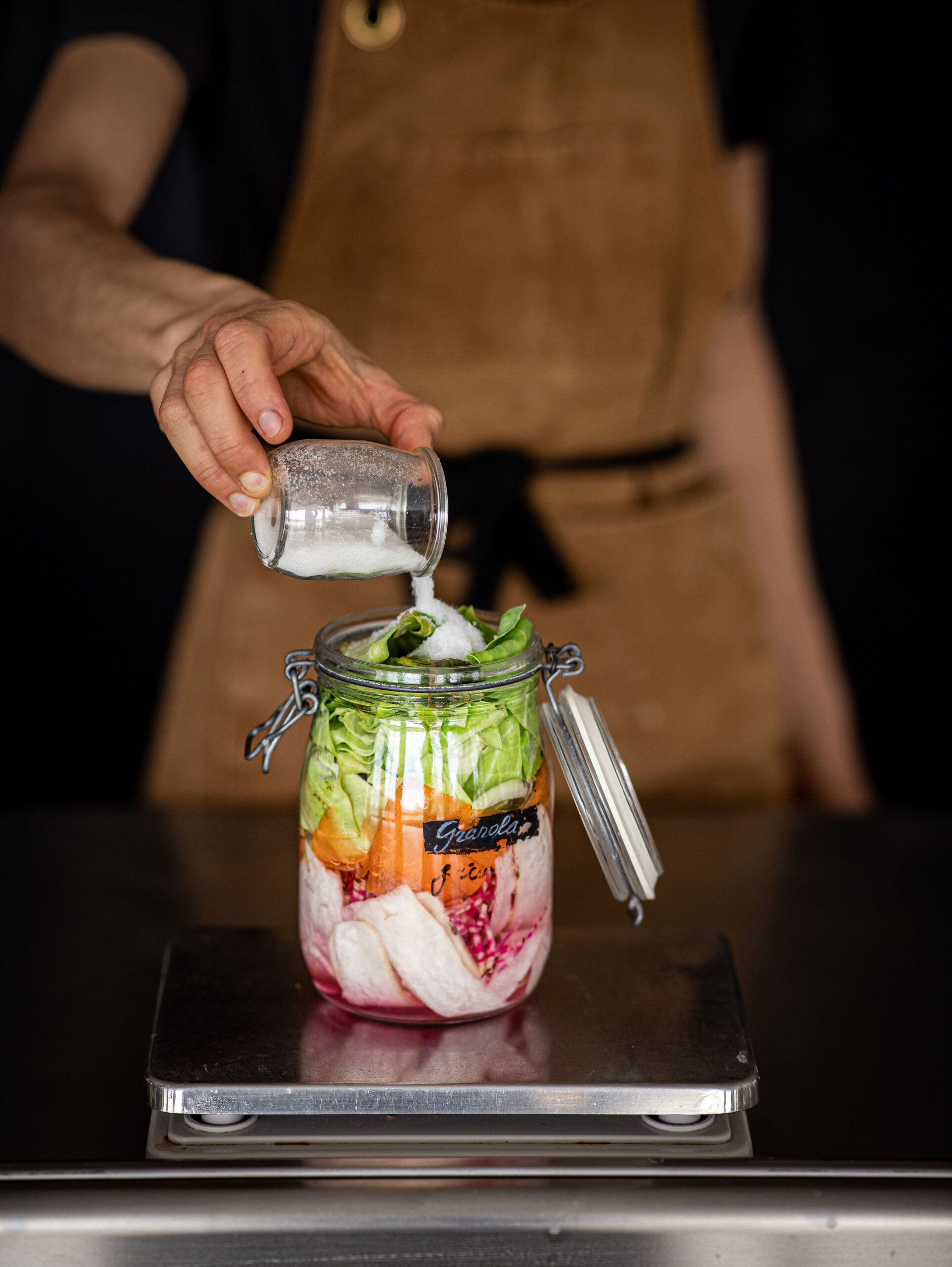 bocal de légumes lactofermentés en cours de préparation